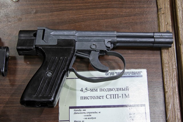 1200px-Подводный_пистолет_СПП-1М_-_ЦНИИТОЧМАШ_01.jpg