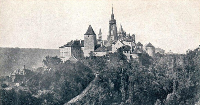 Hradčany-Pražský hrad 1885.jpg