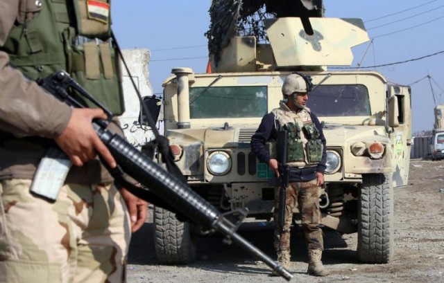 Iraqi-Army-troops-stand-beside-Humvee.jpg