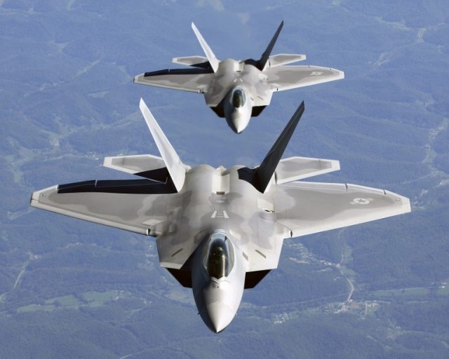 Two_F-22A_Raptor_in_column_flight_-_Noise_reduced-768x614.jpg